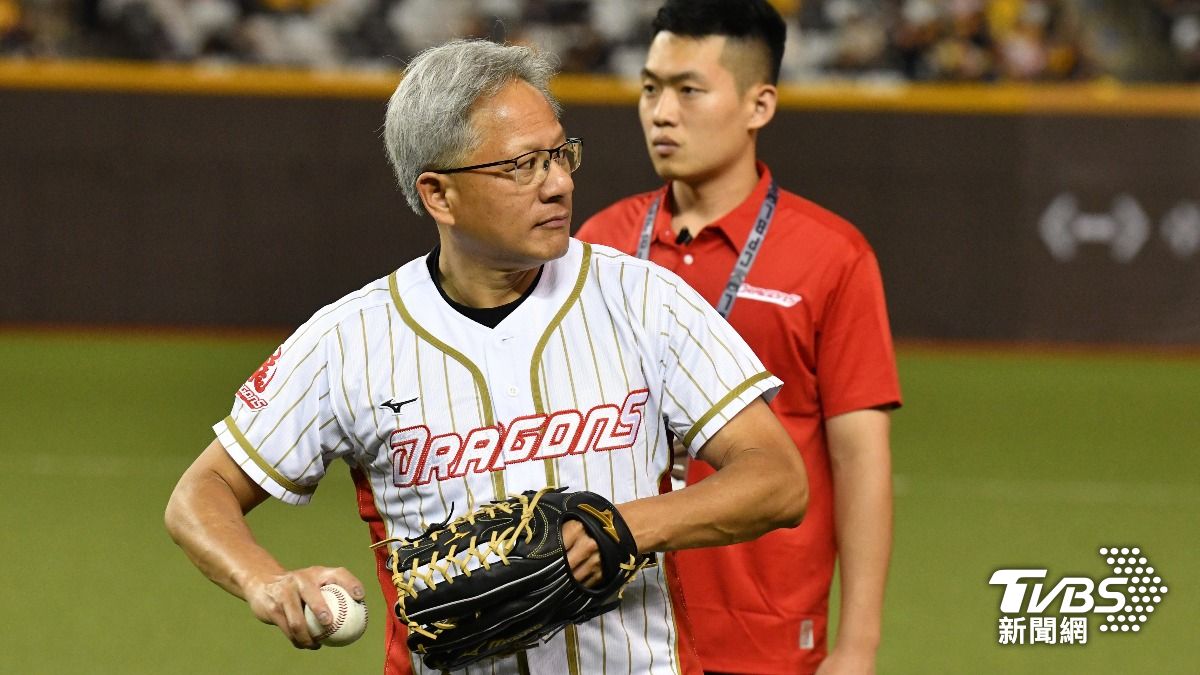 黃仁勳今天賽前特別練球。(圖/胡瑞麒攝)