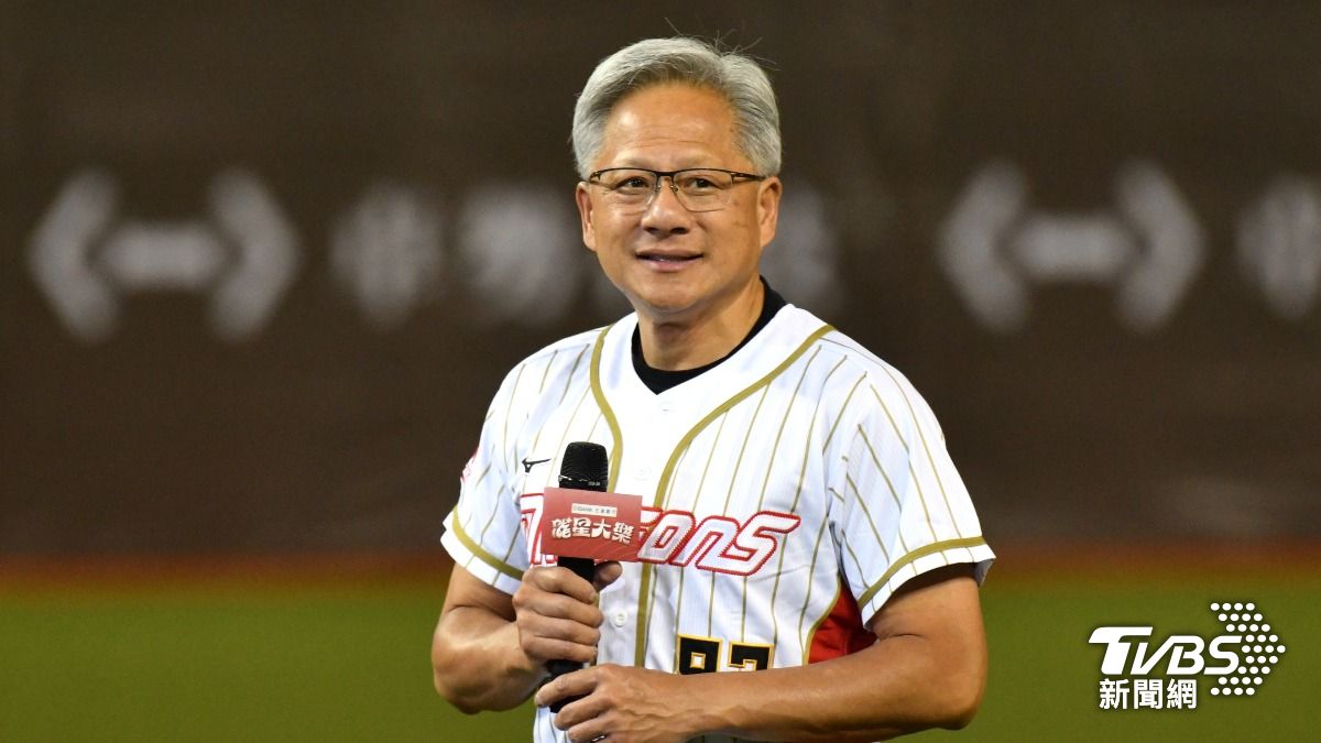 黃仁勳大巨蛋開球,許多球迷提前排隊。(圖/胡瑞麒攝)