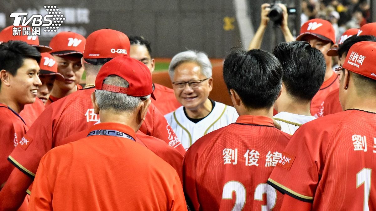 黃仁勳今赴大巨蛋開球。(圖/胡瑞麒攝)