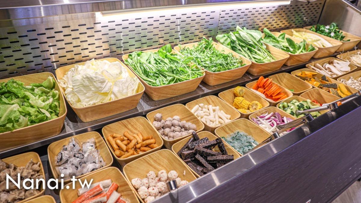蔬食自助吧有多達30種選擇，新鮮且豐盛多樣，想吃多少自己夾。（圖／Nana愛旅行札記提供）