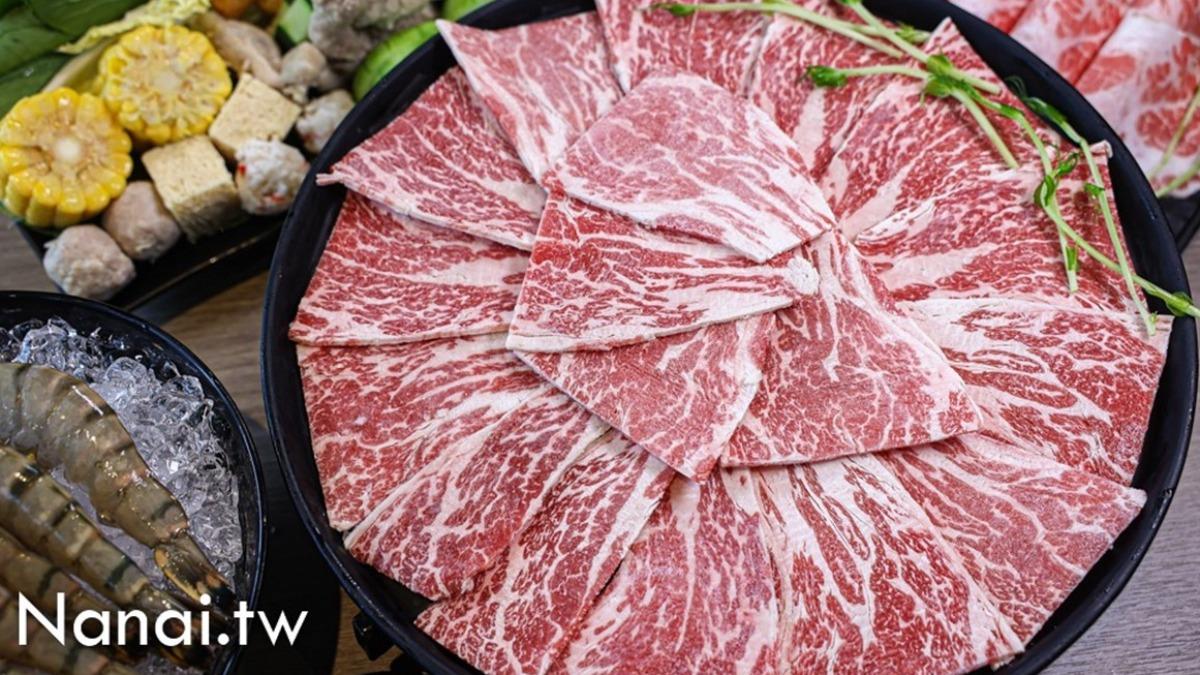 銅盤烤肉推薦「安格斯熟成牛小排」（960元），分量很多，烤至５分熟入口，相當柔嫩多汁。（圖／Nana愛旅行札記提供）