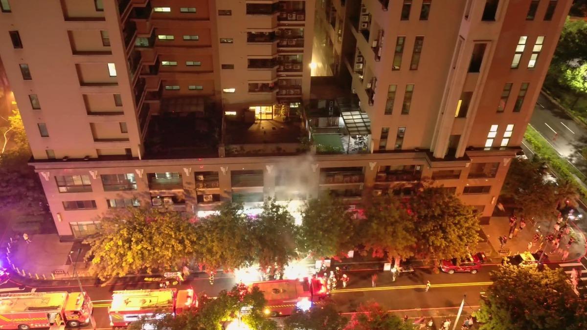 新竹大樓竄火舌!深夜突起火「2樓燒毀」 住戶冒雨狂逃