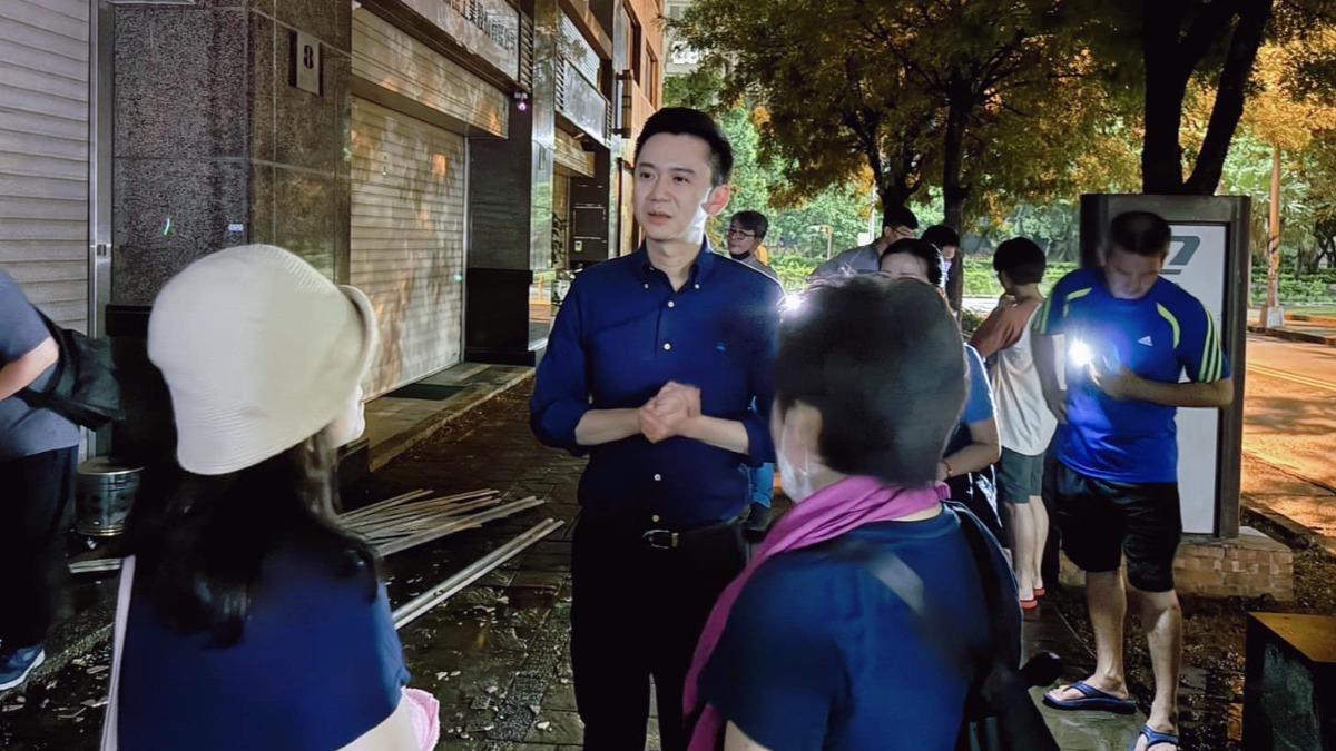 竹北市長鄭朝方親自到現場關心住戶。(圖/翻攝自竹北市長鄭朝方臉書)
