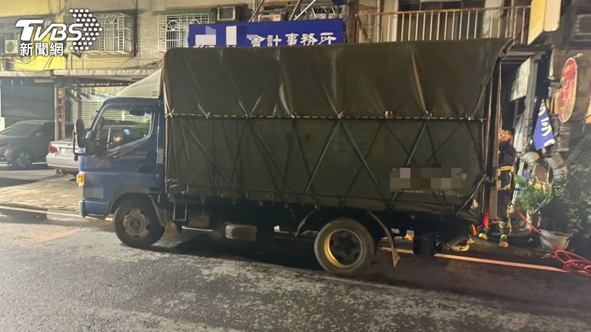 女司機的頭部被貨車的電動尾門夾住,大批警消到場搶救。(圖/TVBS)