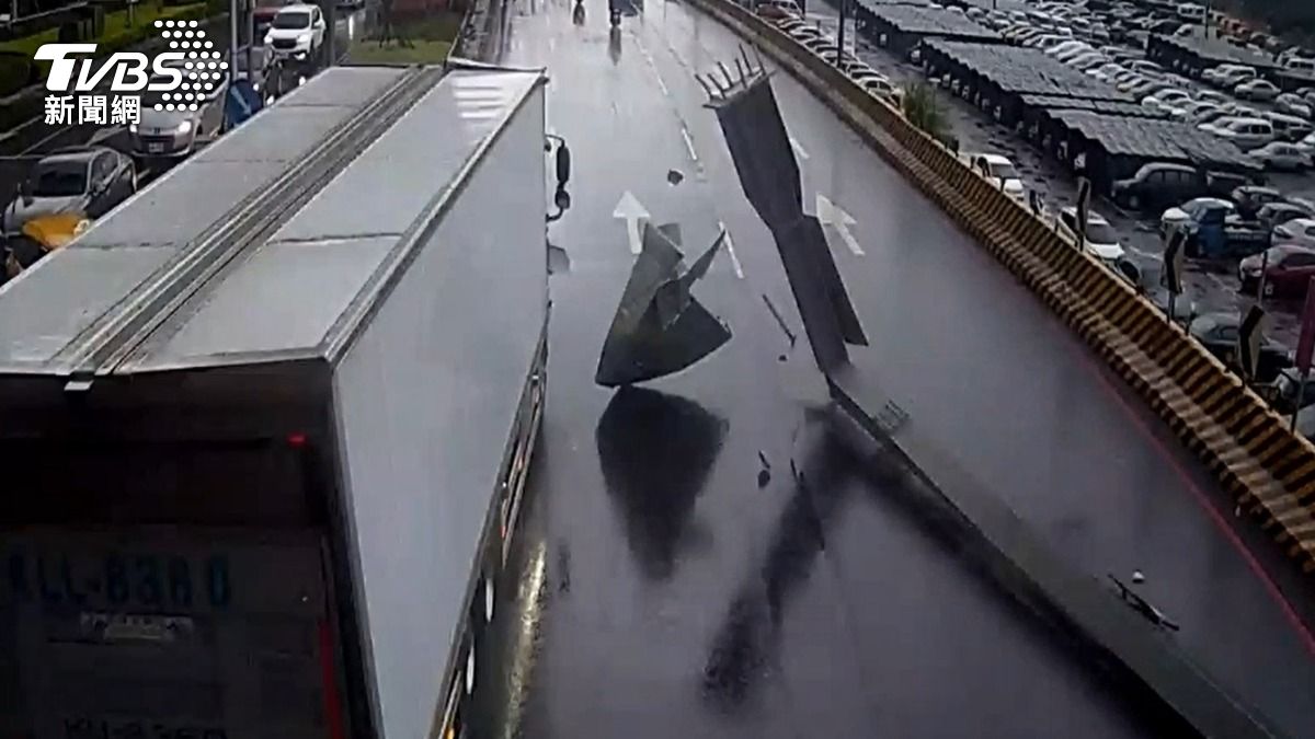 沒注意限高!大貨車衝撞「鐵架」 車頂炸裂賠慘了