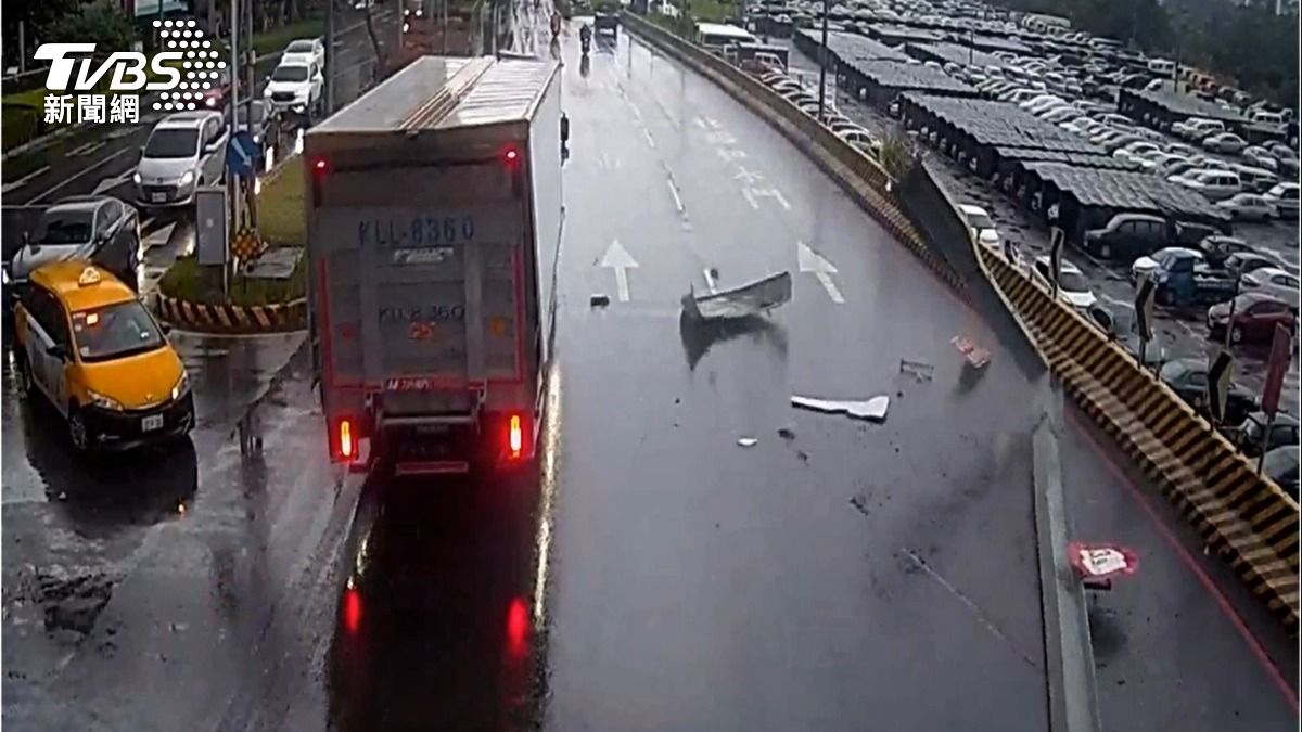 大貨車撞斷限高門架。（圖／TVBS）