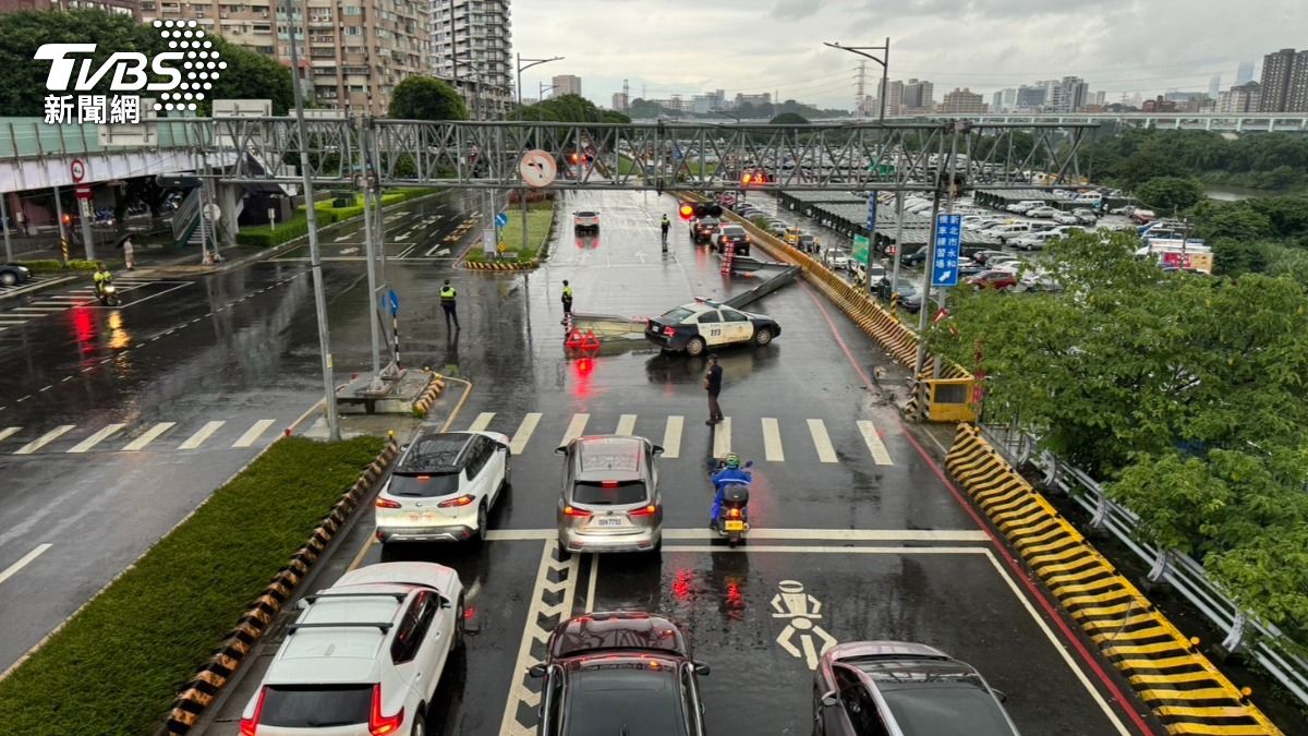 大貨車撞斷限高門架，造成車流嚴重回堵。（圖／TVBS）