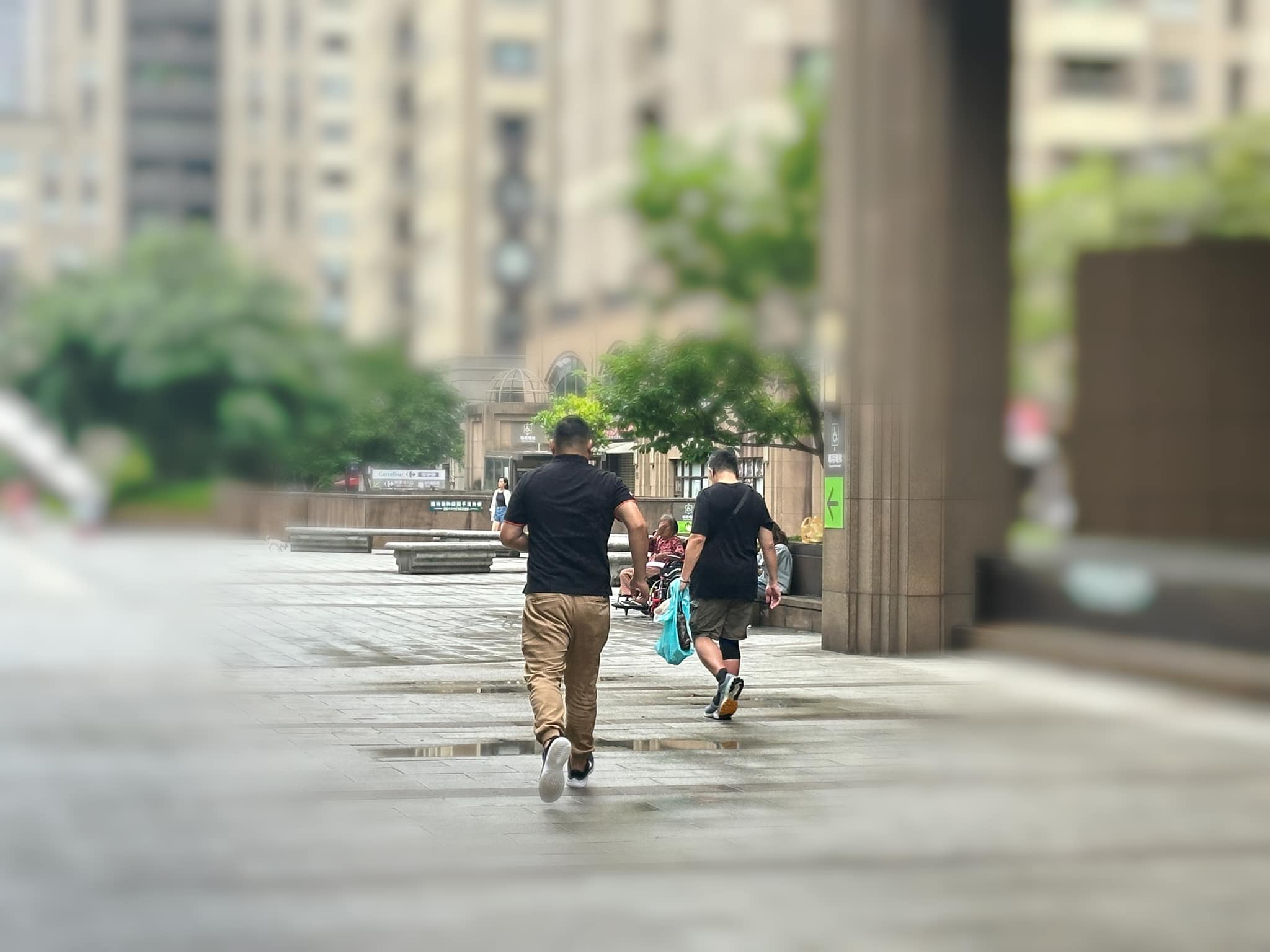 林道遠在路邊派送傳單。(圖/翻攝自林道遠臉書)