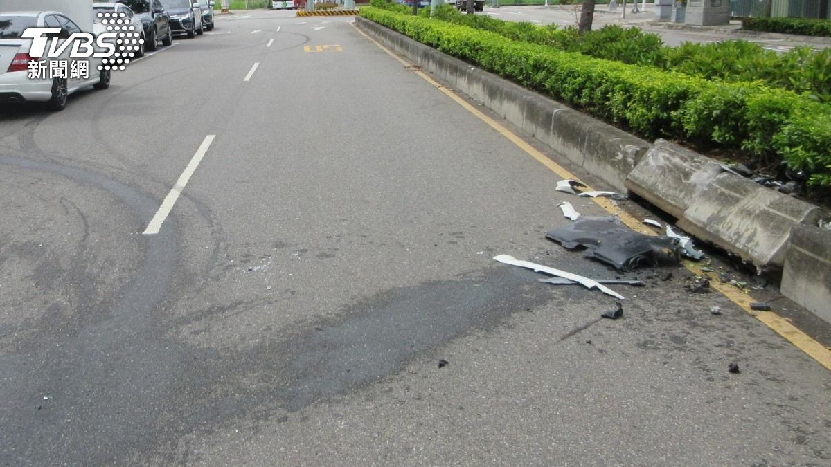 該台賓士車雖車頭撞損,但並未有人因此受傷。(圖/TVBS)