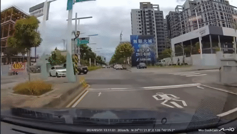 林男疑似嫌前車太慢,因此加速超車,下秒白色賓士車便直衝分隔島。(圖/翻攝自臉書「爆料1公社)