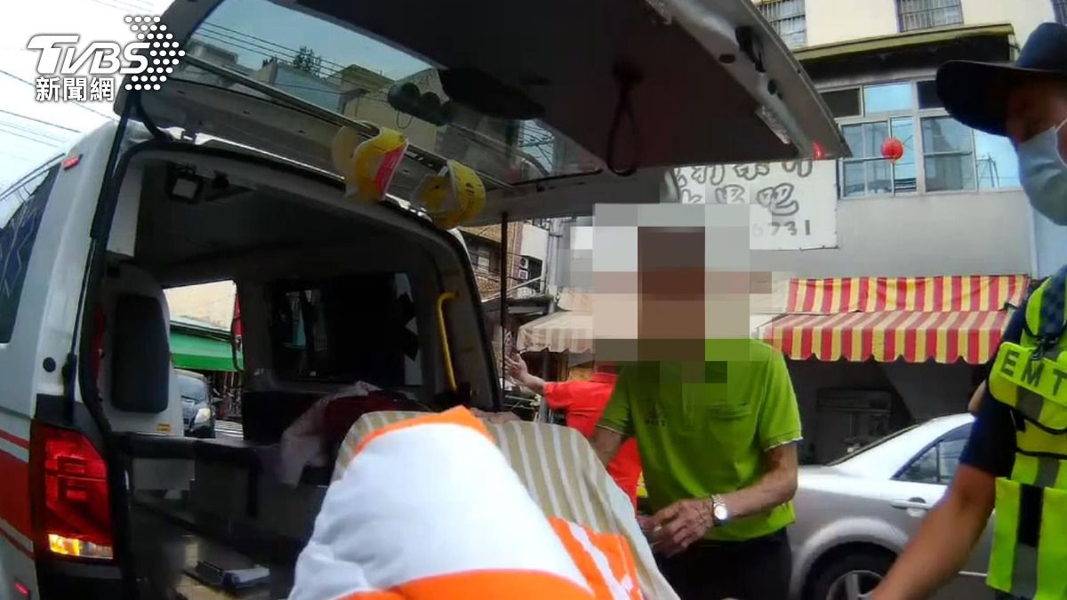 李男初步急救後恢復生命徵象,但到院前卻又OCHA。(圖/TVBS)