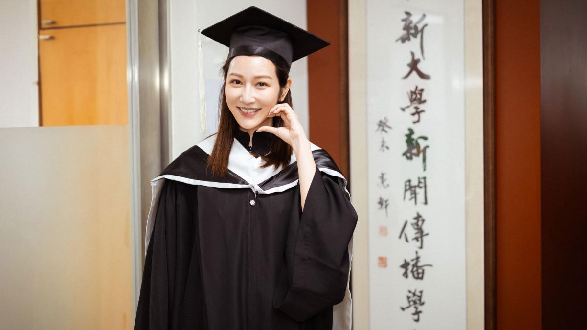 最美女碩士!曾莞婷「方帽畢業照」飄仙氣:圓夢讀回世新