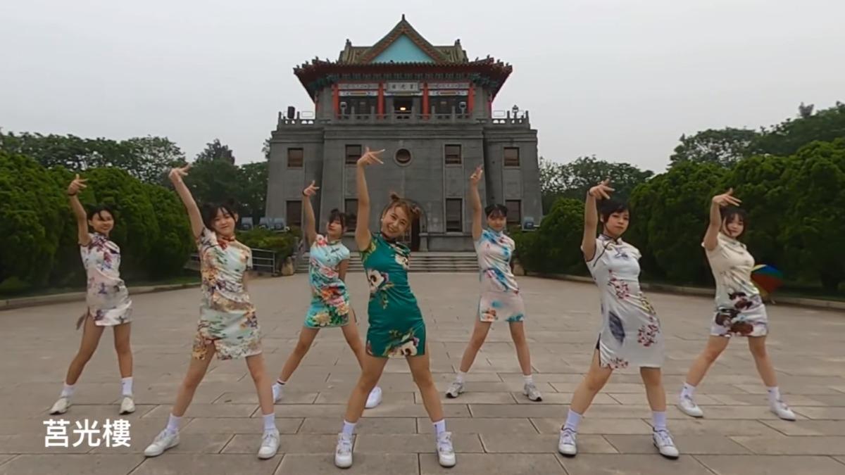 太強了!開衩旗袍挑戰16蹲 正妹蹲遍金門9大景點