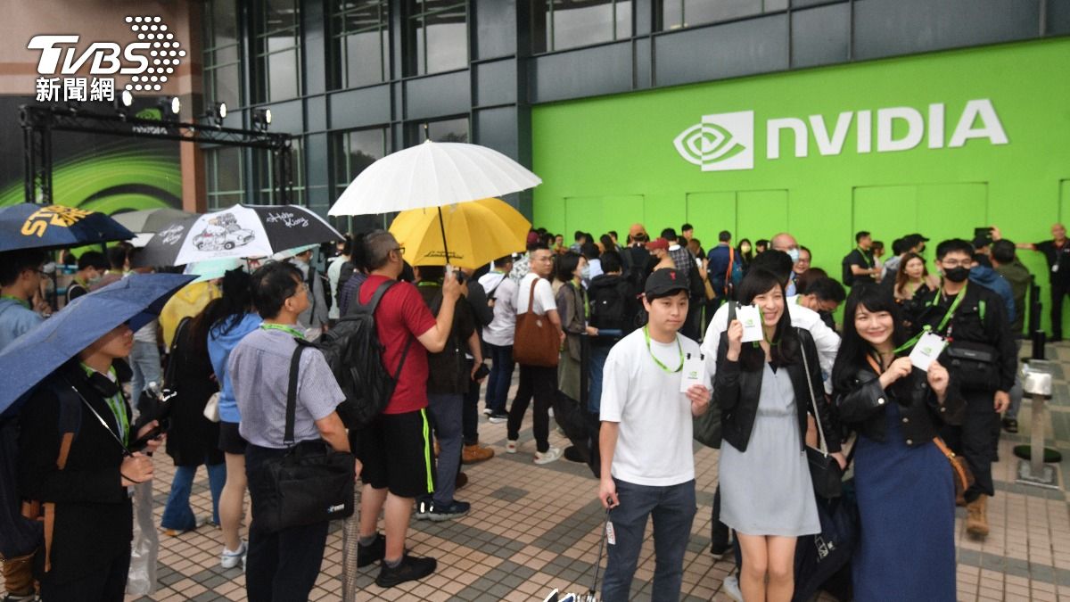 現場陰雨綿綿,仍無法澆熄民眾熱情,耐心排隊等待進場。(圖/胡瑞麒攝)