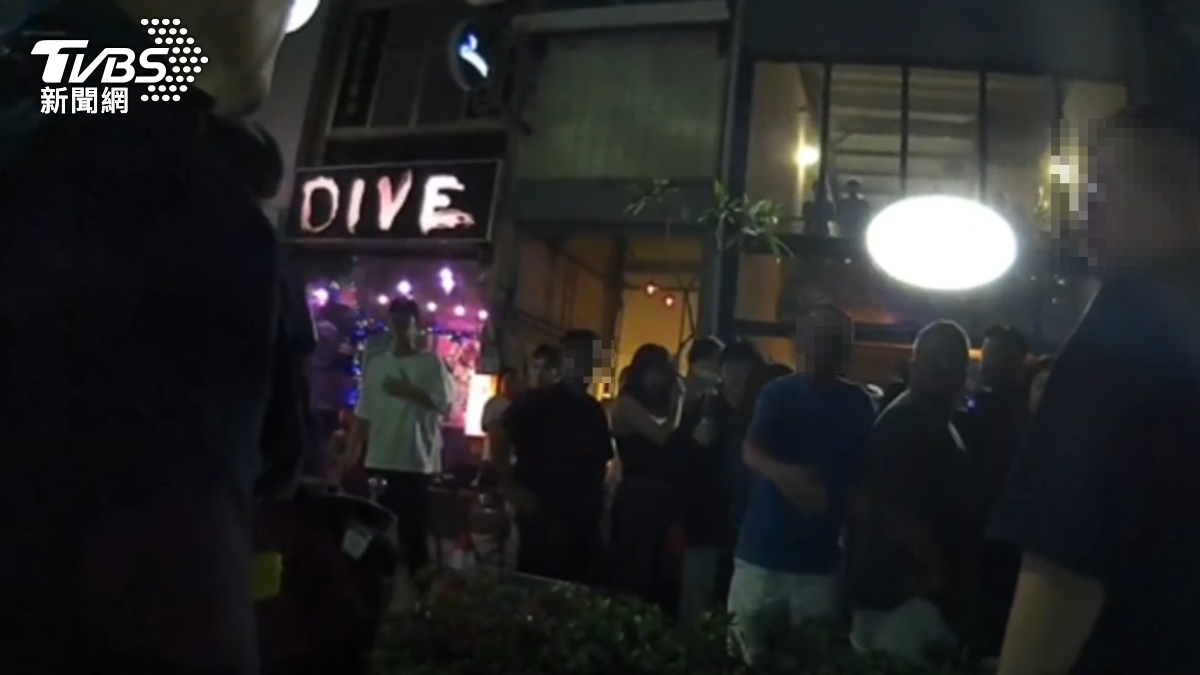 台南市某酒吧被民眾檢舉聲音太吵，警方派遣人力凌晨到場臨檢約制。（圖／TVBS）