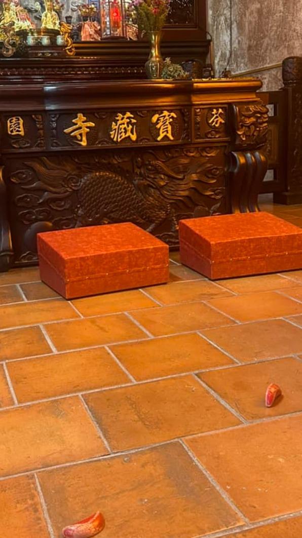女信徒到寺裡內殿向地藏王菩薩問事,第一次擲出蓋筊,第二次竟擲出「立筊」。(圖/翻攝自寶藏寺臉書)