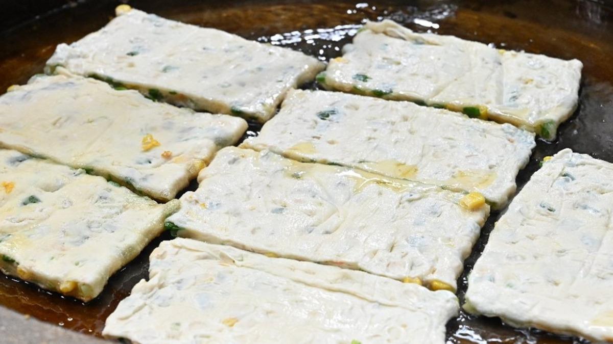 玉米蔥餅都是現點現煎，雙面煎至金黃恰恰的模樣，看起來好好吃！（圖／糖糖‘s享食生活提供）