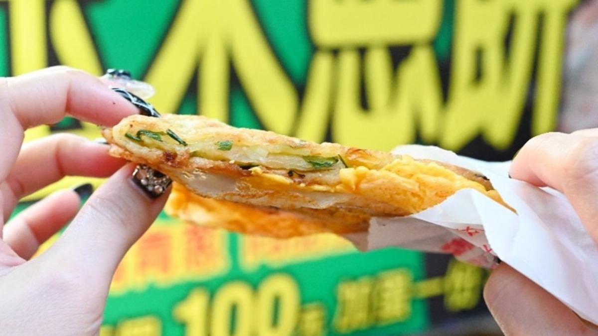 玉米蔥餅吃起來外酥內Q，青蔥的香、玉米的甜，通通吃得到。（圖／糖糖‘s享食生活提供）
