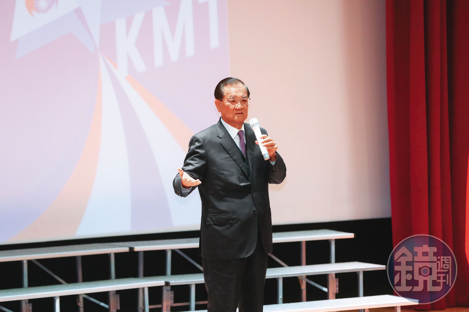 時任行政院長的連戰(圖)透過兒子得知黃家狀況,便通令警政署協尋小芬行蹤。(圖/鏡週刊)