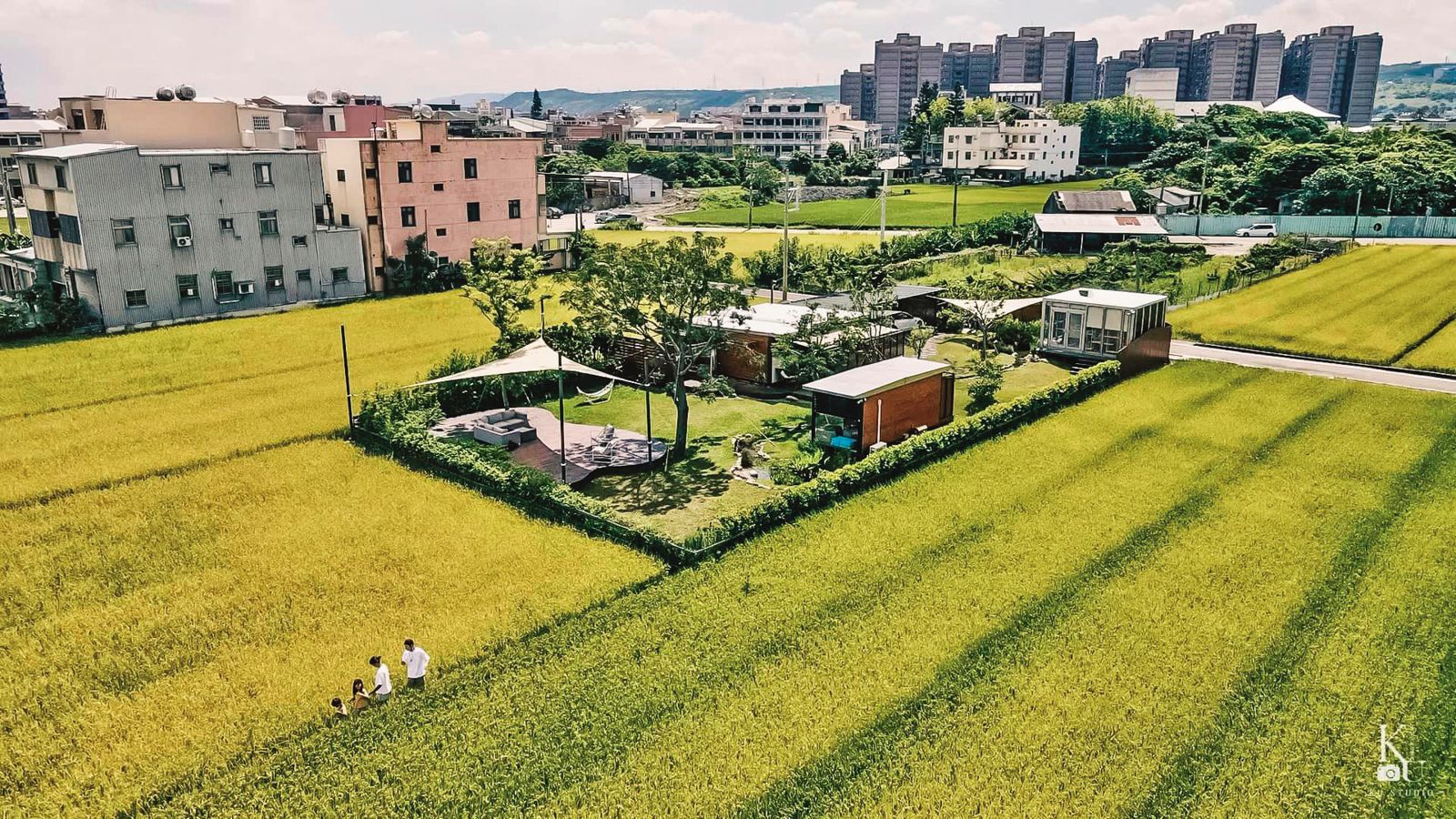 宥勝在台中清水農田中央的組合屋(圖),最近突然以大面積的帆布牆圍起來。(圖/翻攝自宥勝臉書)