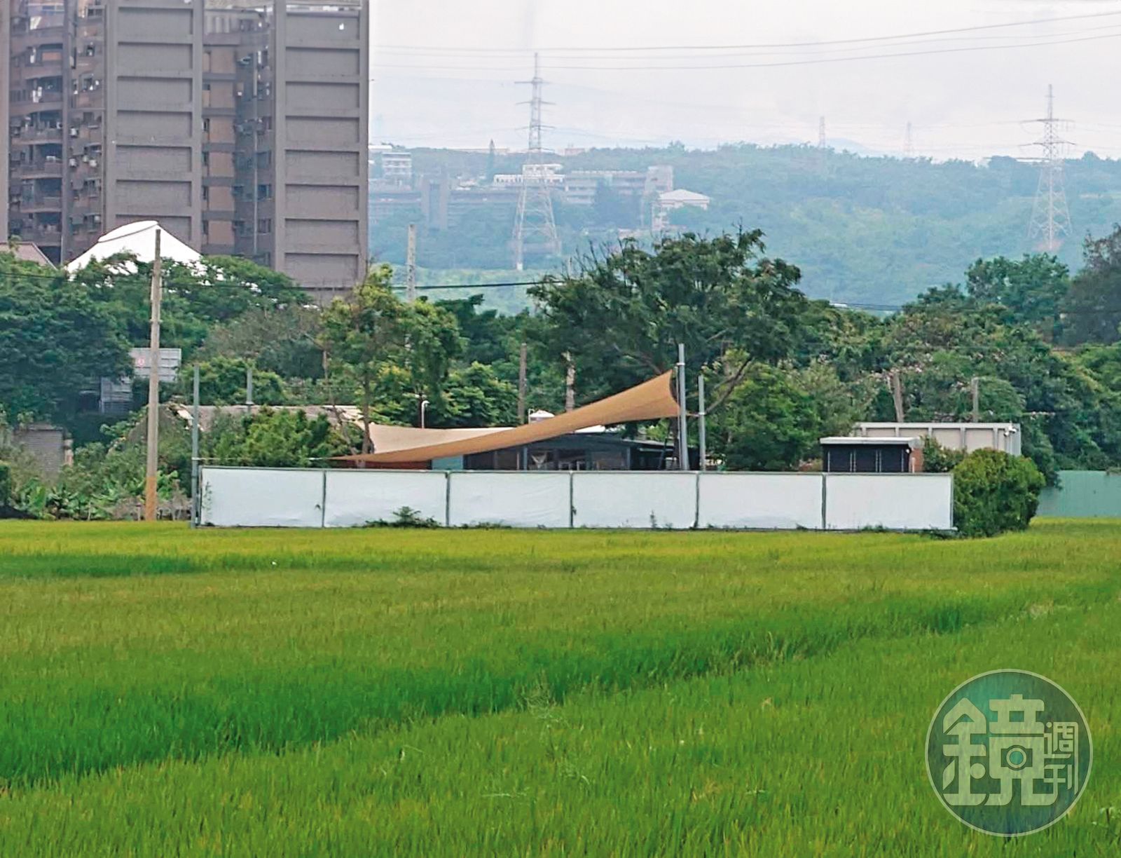 宥勝在台中清水農田中央的組合屋(圖),最近突然以大面積的帆布牆圍起來(圖)。(圖/讀者提供)