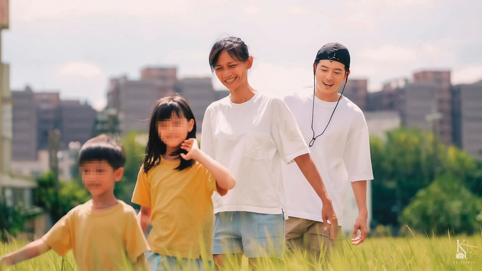 為了小孩教育,宥勝(右一)和妻子慈惠(右二)5年前移居清水。(圖/翻攝自宥勝臉書)