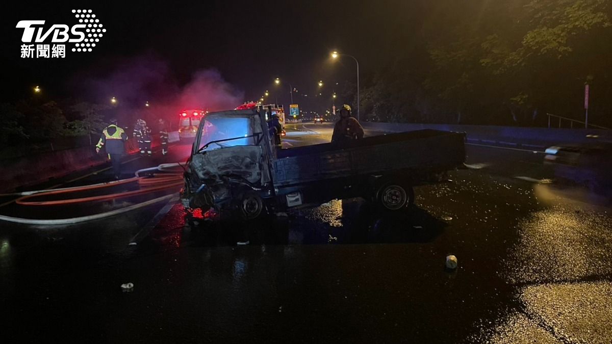 國道5車連撞起火!駕駛疑精神不濟釀禍 整車燒成火球
