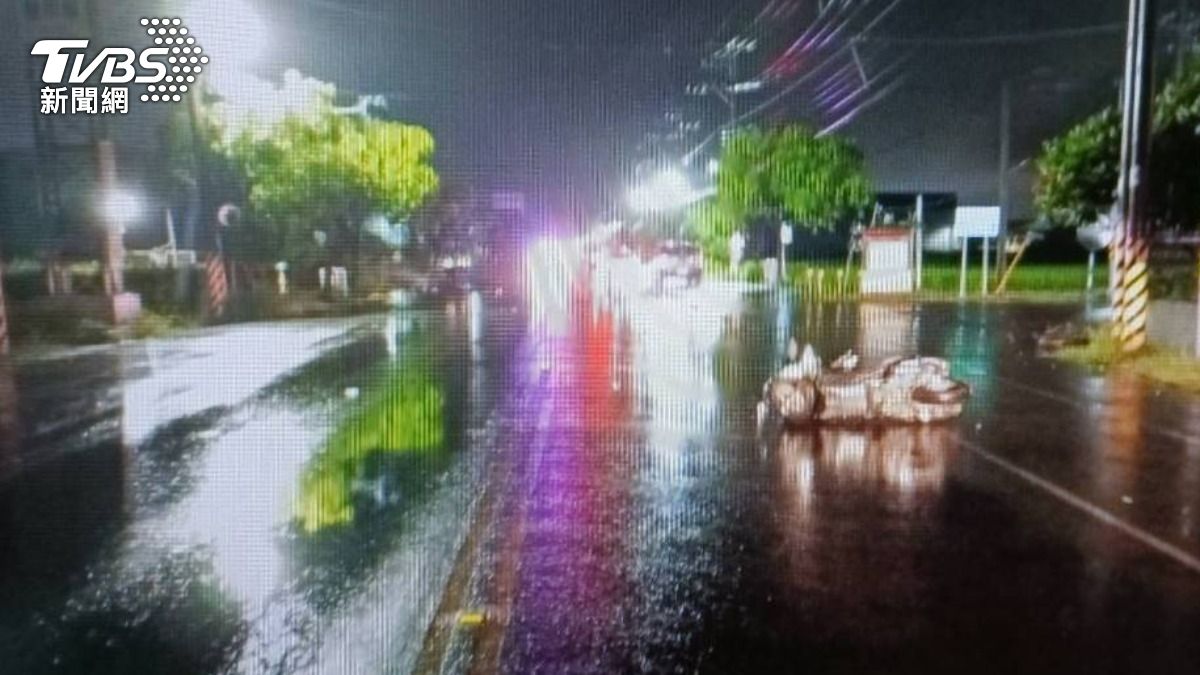 台南騎士雨夜撞行人奪命 8旬翁噴飛「摔排水溝」重創頭部