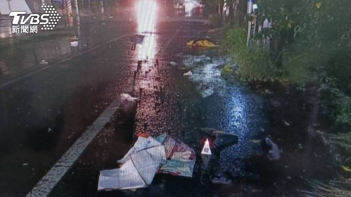 鄭翁噴飛墜入一旁排水溝中,沒了呼吸心跳。(圖/TVBS)