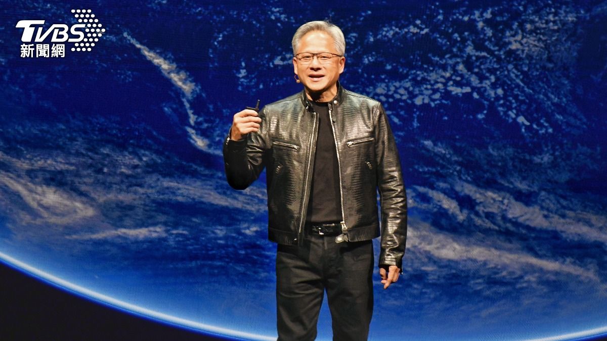 輝達（NVIDIA）執行長黃仁勳2日展示跟台灣合作的「NVIDIA Earth-2數位孿生地球」。（圖／TVBS 胡瑞麒攝）