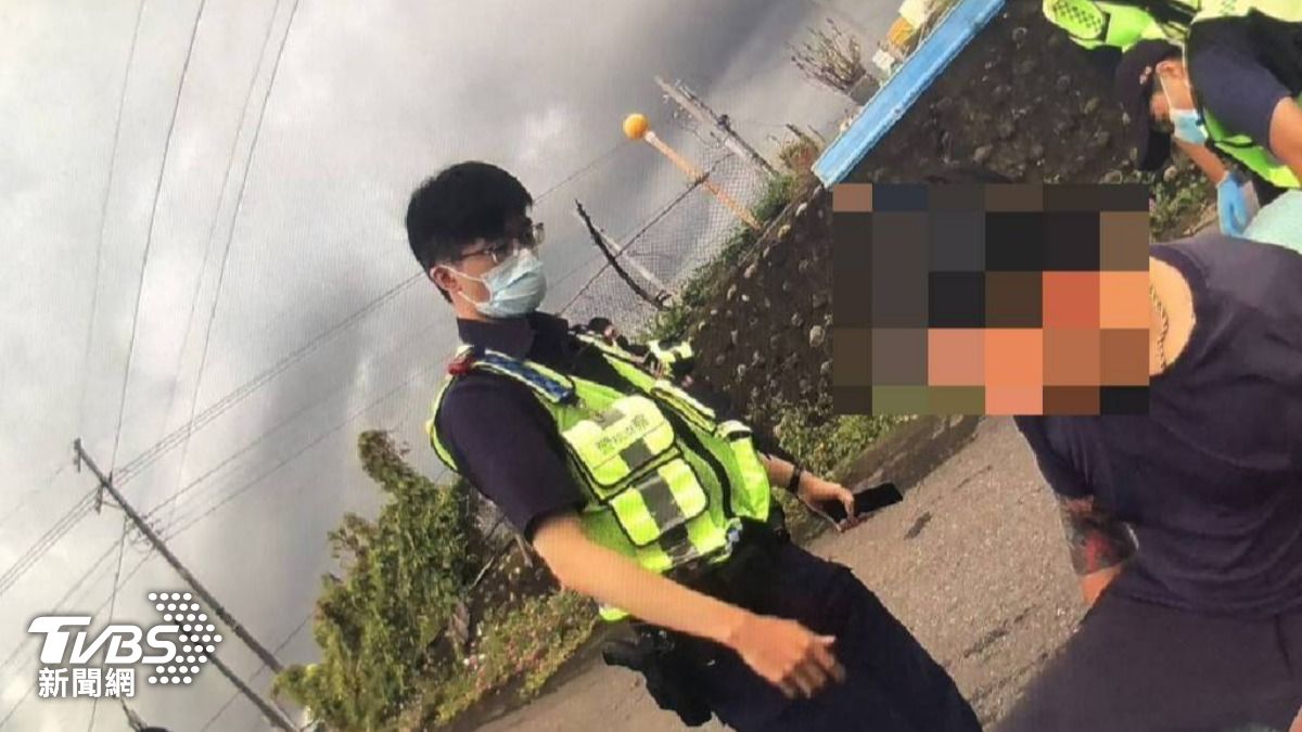 陳男逃到萬大橋附近後自撞翻車進入田裡，當場被捕。（圖／TVBS）