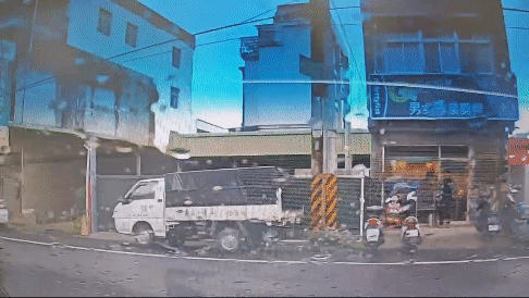 陳男見到警車，不僅沒有乖乖就範，還踩足油門加速逃逸。（圖／TVBS）