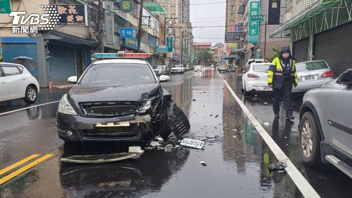 有片/桃園警猛追竊車賊!男竟「加速撞爆警車」 5車慘波及