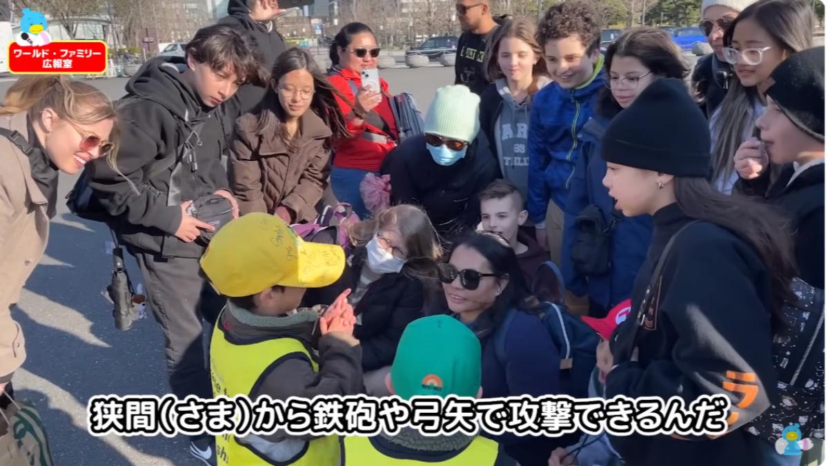 擔任皇居志工的日本兄弟深受遊客歡迎。(圖/翻攝自ワールド・ファミリー広報室 YT頻道)