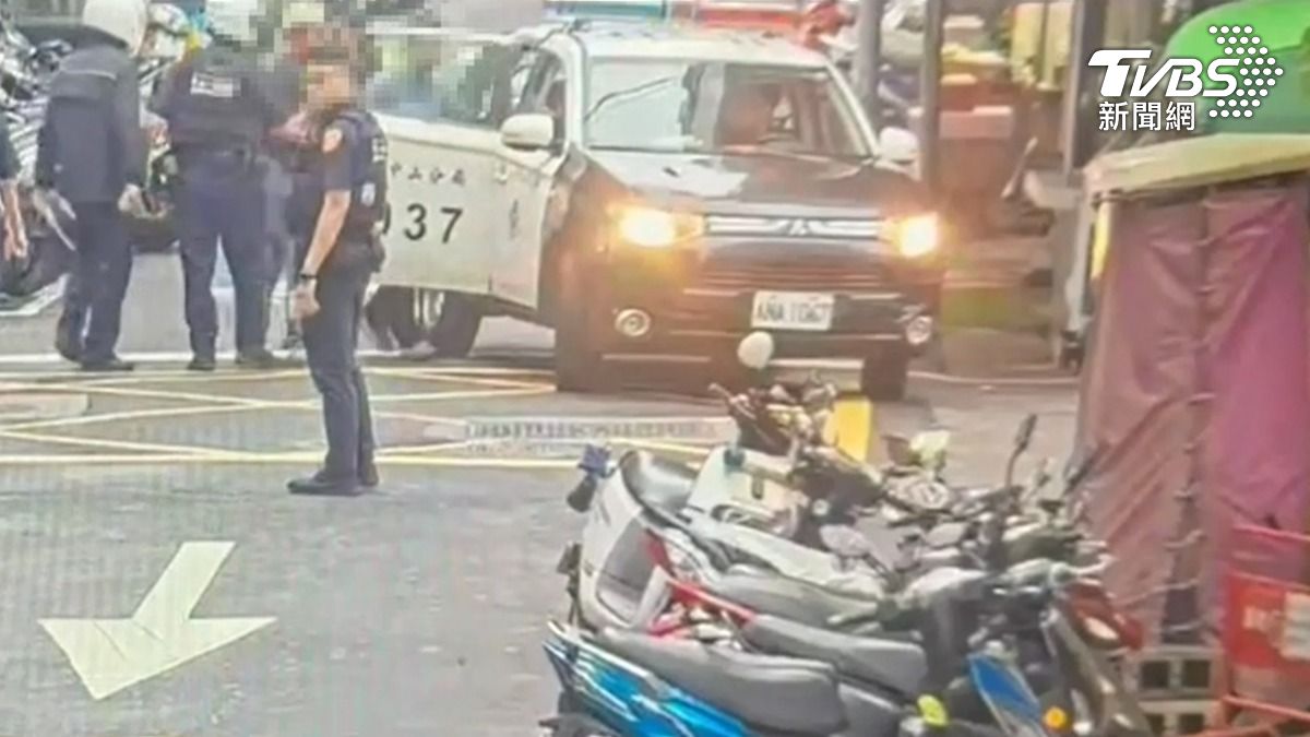 警方獲報到場將人帶回偵辦。(圖/TVBS)