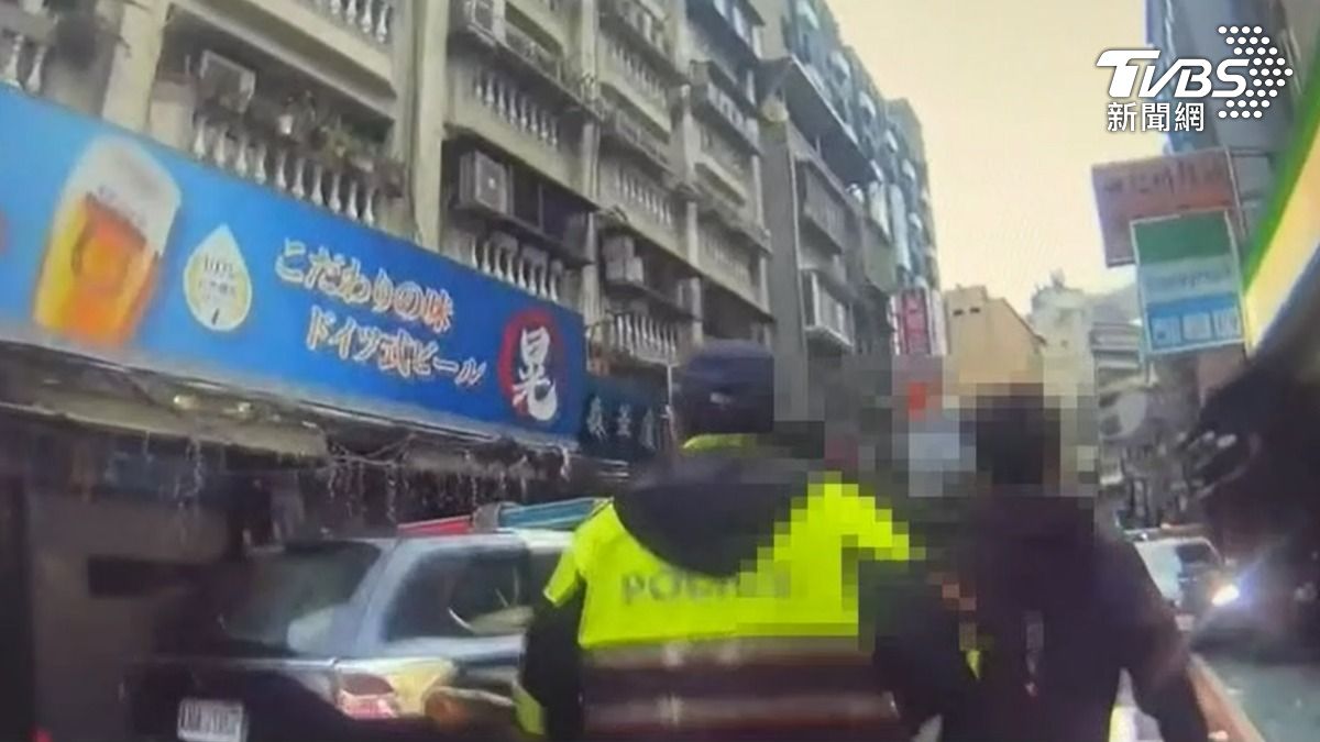 警方獲報到場將打架的酒客帶回偵辦。(圖/TVBS)