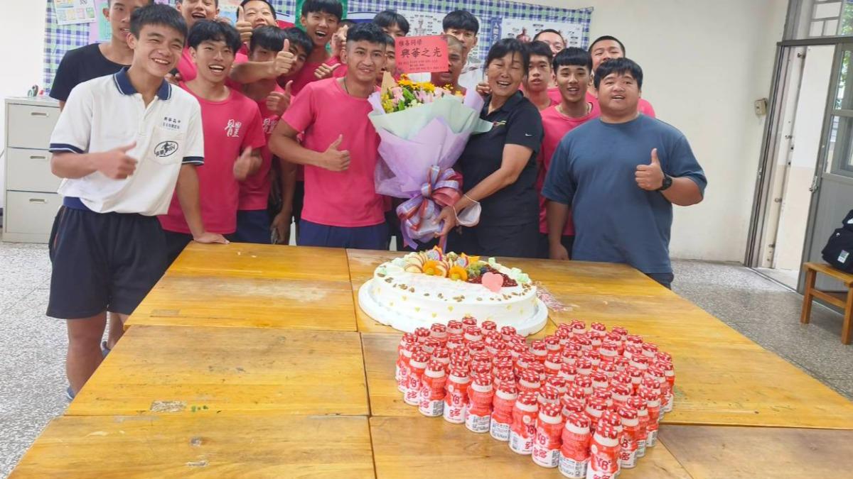 6衝火場救老翁！最勇高中生林雅各返校　師生「愛心多多陣」歡迎