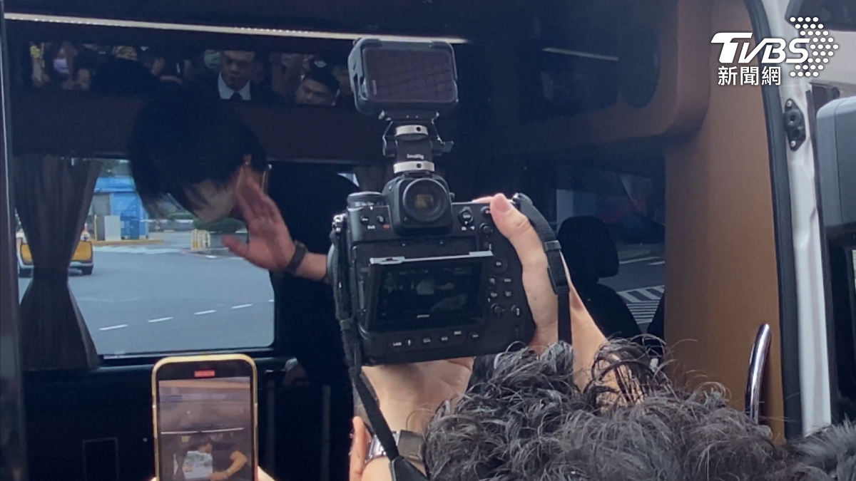 龜梨和也上車時回頭向粉絲打招呼。(圖/林坤緯攝)