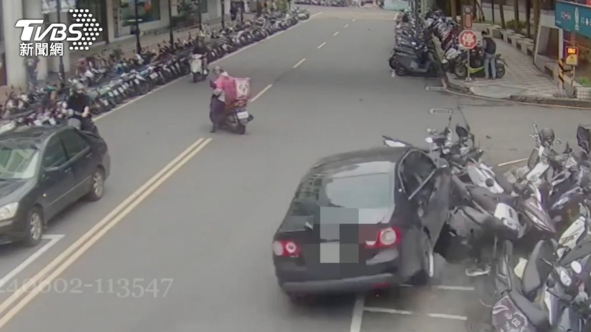 少年無照上路!「不熟車況」失控撞翻21輛機車 這下賠慘