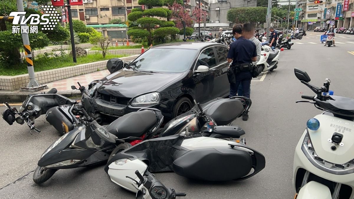 小轎車失控衝進停車格，21輛機車被撞翻。（圖／TVBS）
