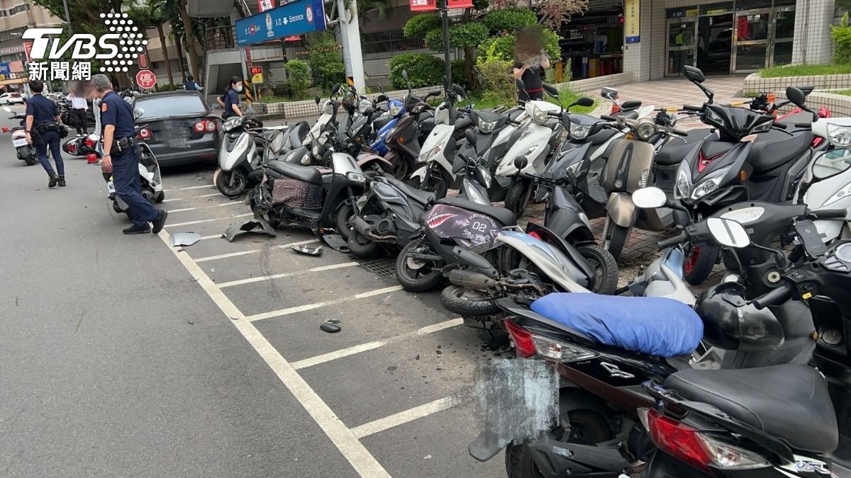 小轎車失控衝進停車格，21輛機車被撞翻。（圖／TVBS）