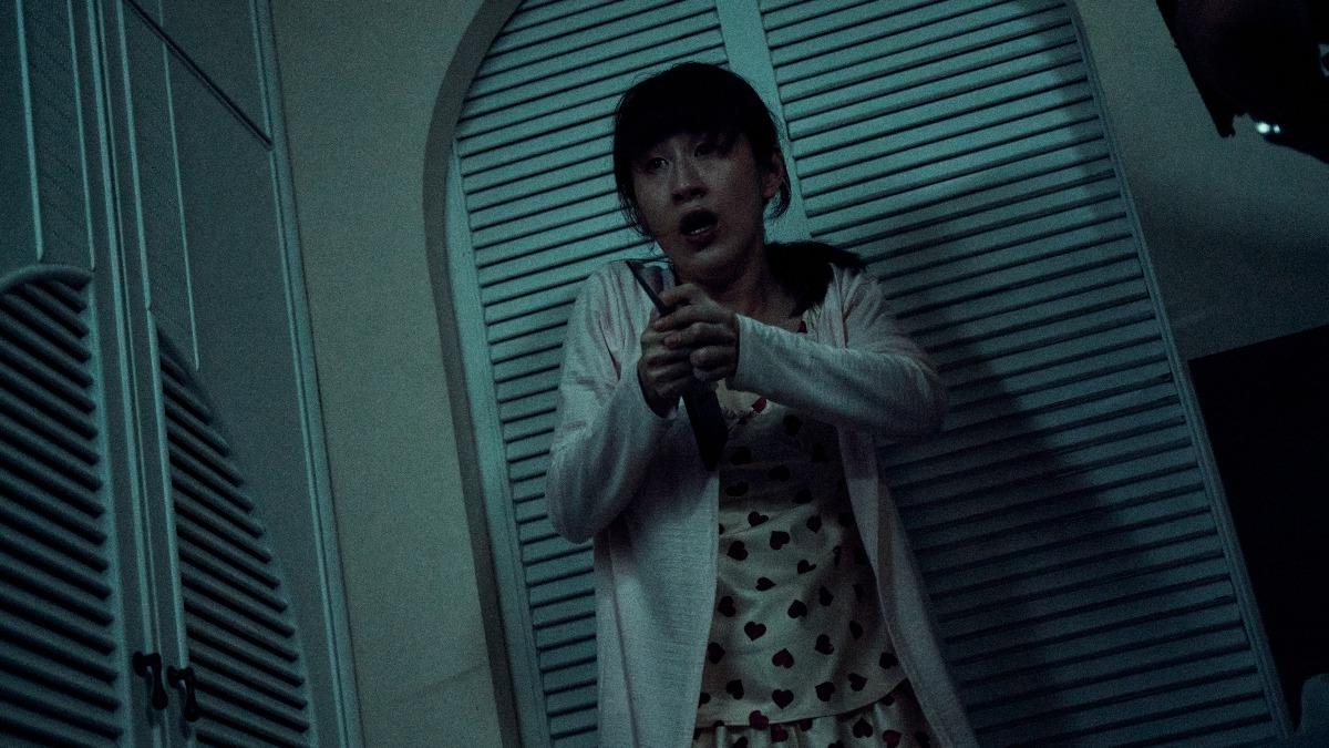 《都市懼集》百白覺得家中有人想要闖入。(圖/CATCHPLAY+提供)