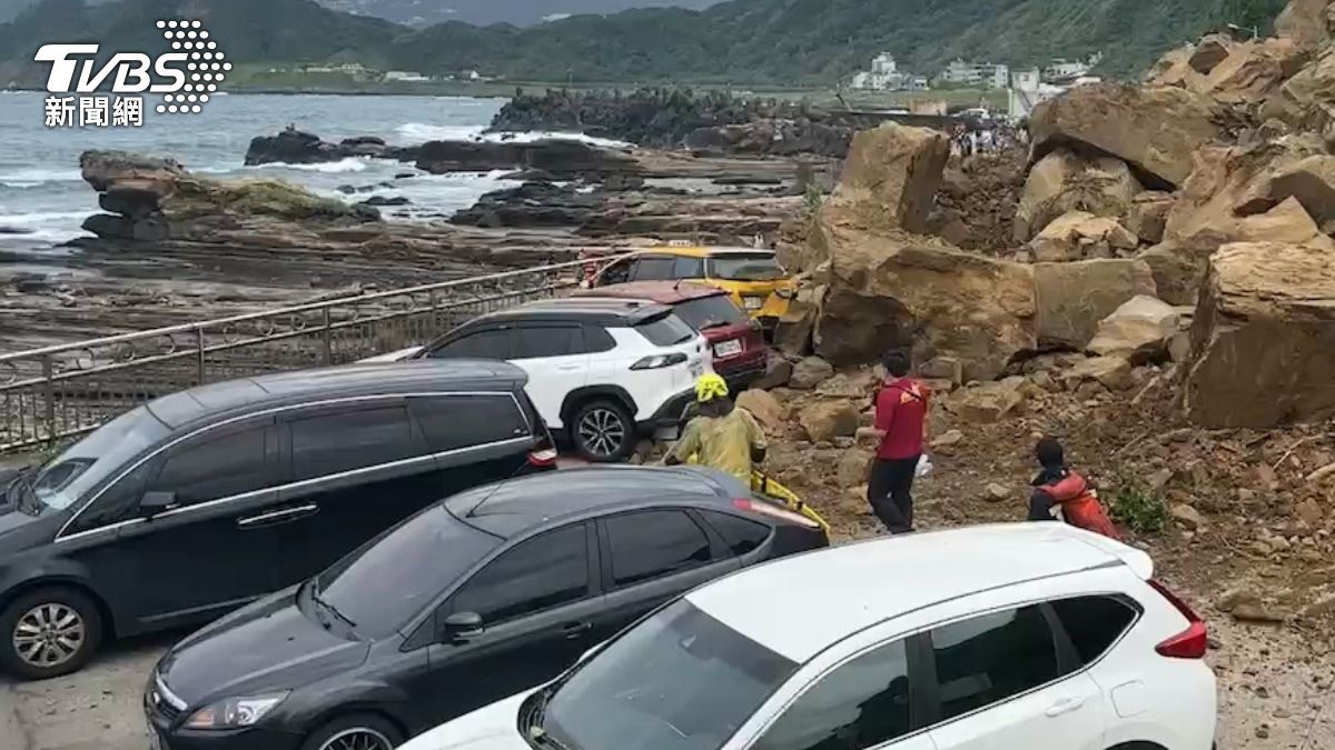 北寧路3日驚傳落石掉落，有民眾目擊車輛被埋。（圖／TVBS）