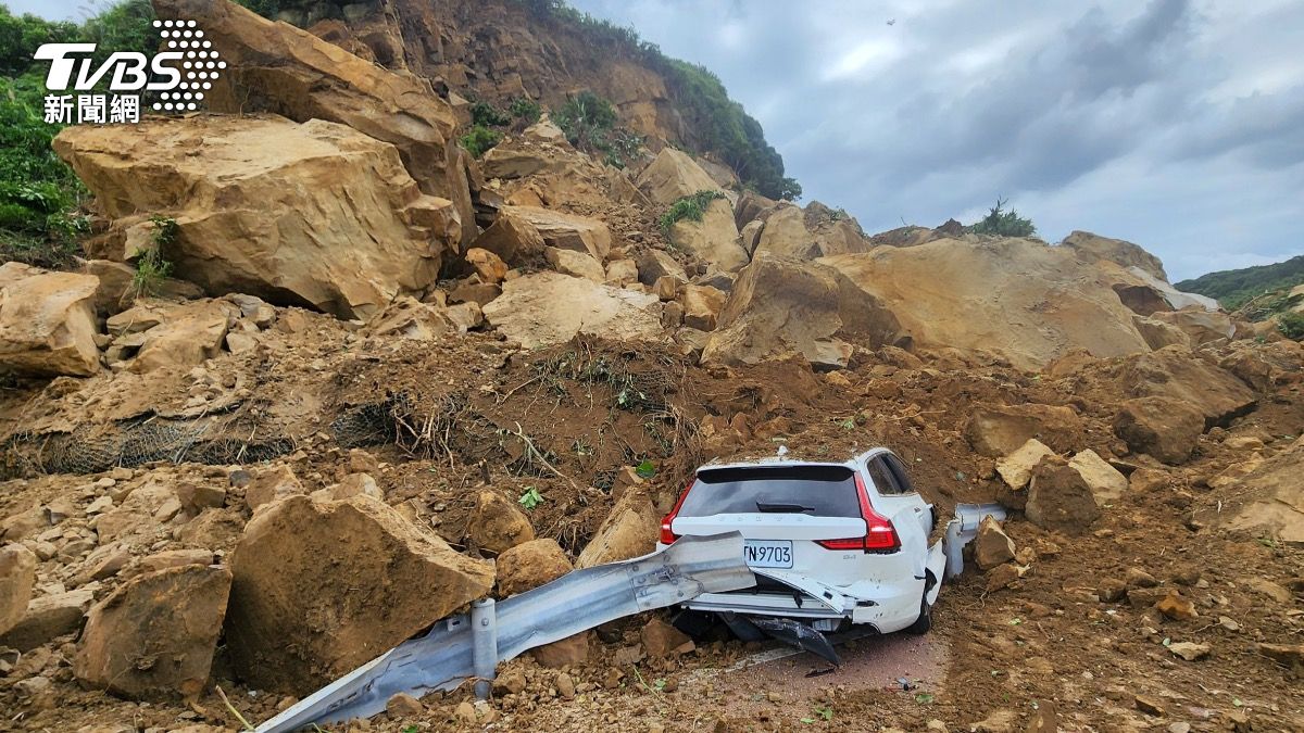 前往潮境的濱海公路發生嚴重山崩。(圖/葉志明攝)