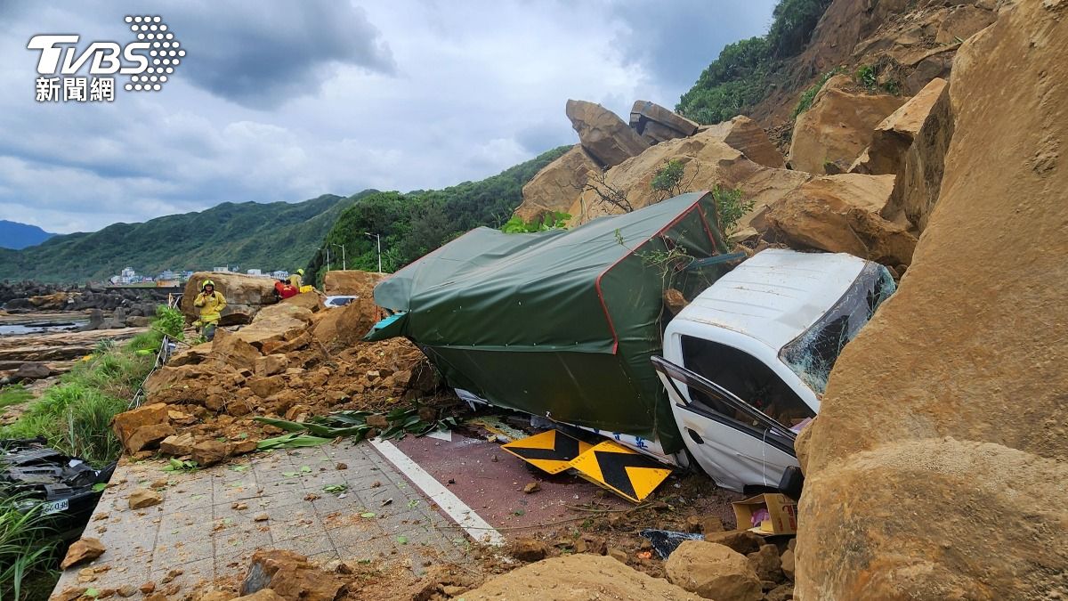 基隆山崩貨車遭前後夾擊「慘遭淹沒」 運將驚險逃生