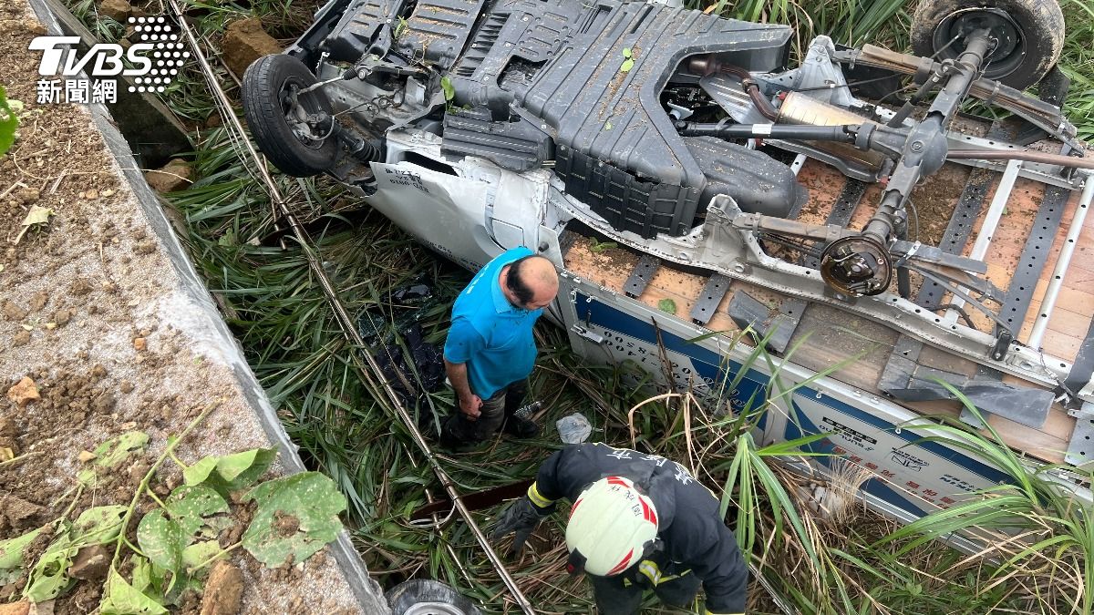 14時36分救護人員回報一名傷者，該名傷者意識清楚、輕傷，只是藍色衣服上有不少血跡。（圖／TVBS）