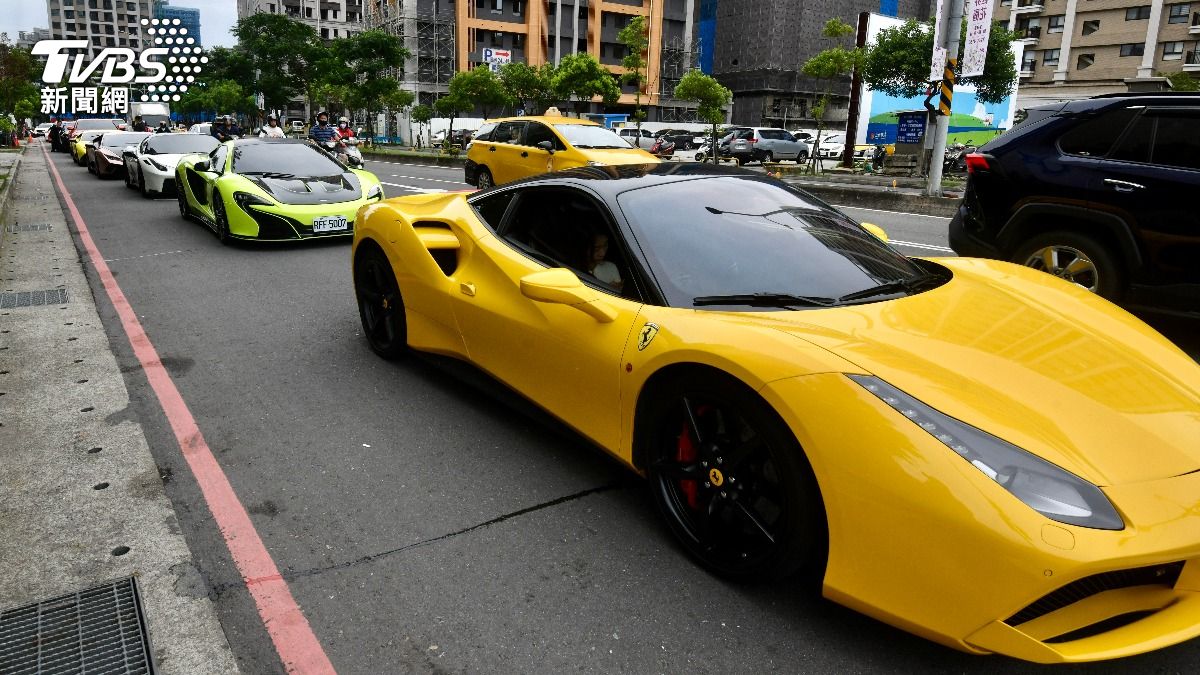天道盟總裁吳桐潭從板橋移靈基隆，一路許多豪車相送一程。(圖／胡瑞麒攝)