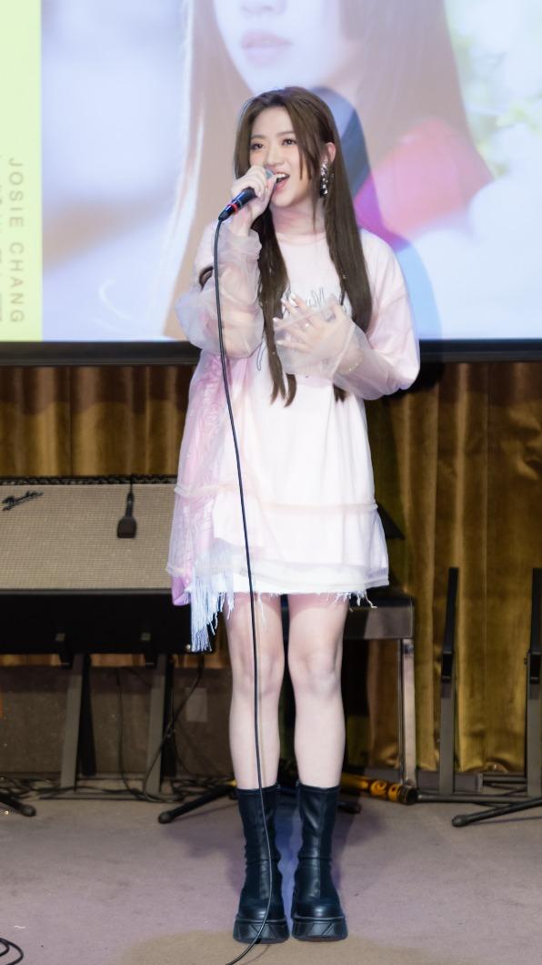 張喬西成為蕭敬騰師妹。（圖／華納唱片提供）
