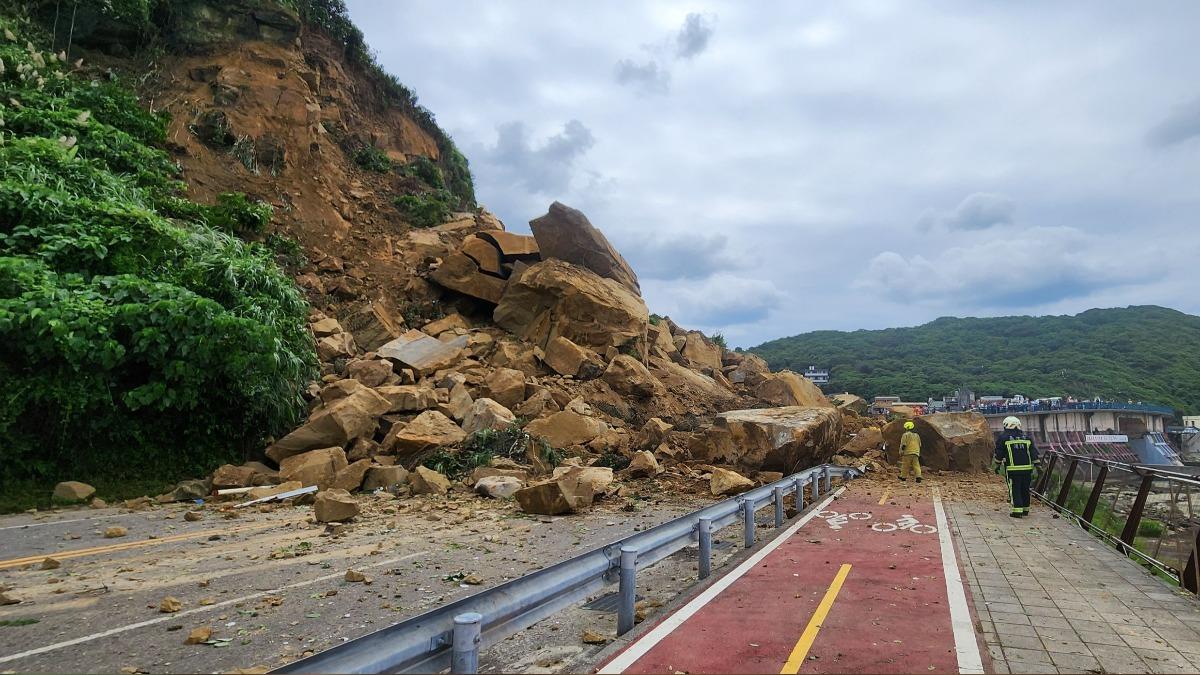 基隆山崩大塊土石砸落，消防急救援。（圖／民眾提供）
