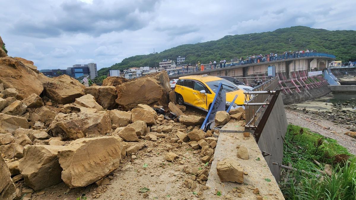 基隆山崩，石塊雨砸中計程車。（圖／民眾提供）